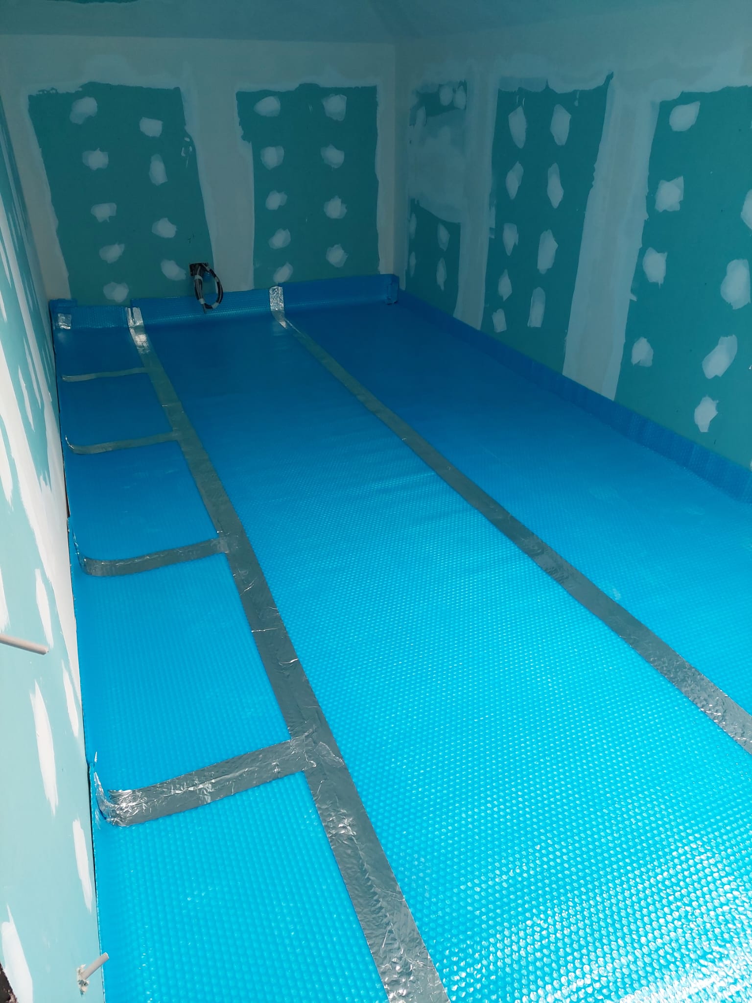 Membrană termoizolantă pardoseli Isoflect FLOOR PRO 40 m²/rolă, multiple funcții (barieră de vapori + izolație termică + barieră Radon + amortizor vibrații + bandă perimetrală) - Isoflect Insulation