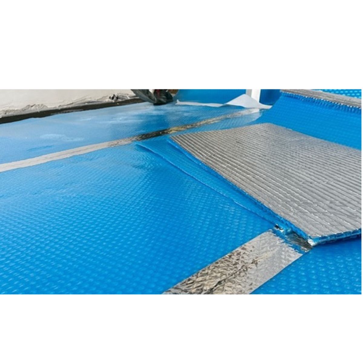 Membrană termoizolantă pardoseli Isoflect FLOOR PRO 40 m²/rolă, multiple funcții (barieră de vapori + izolație termică + barieră Radon + amortizor vibrații + bandă perimetrală) - Isoflect Insulation