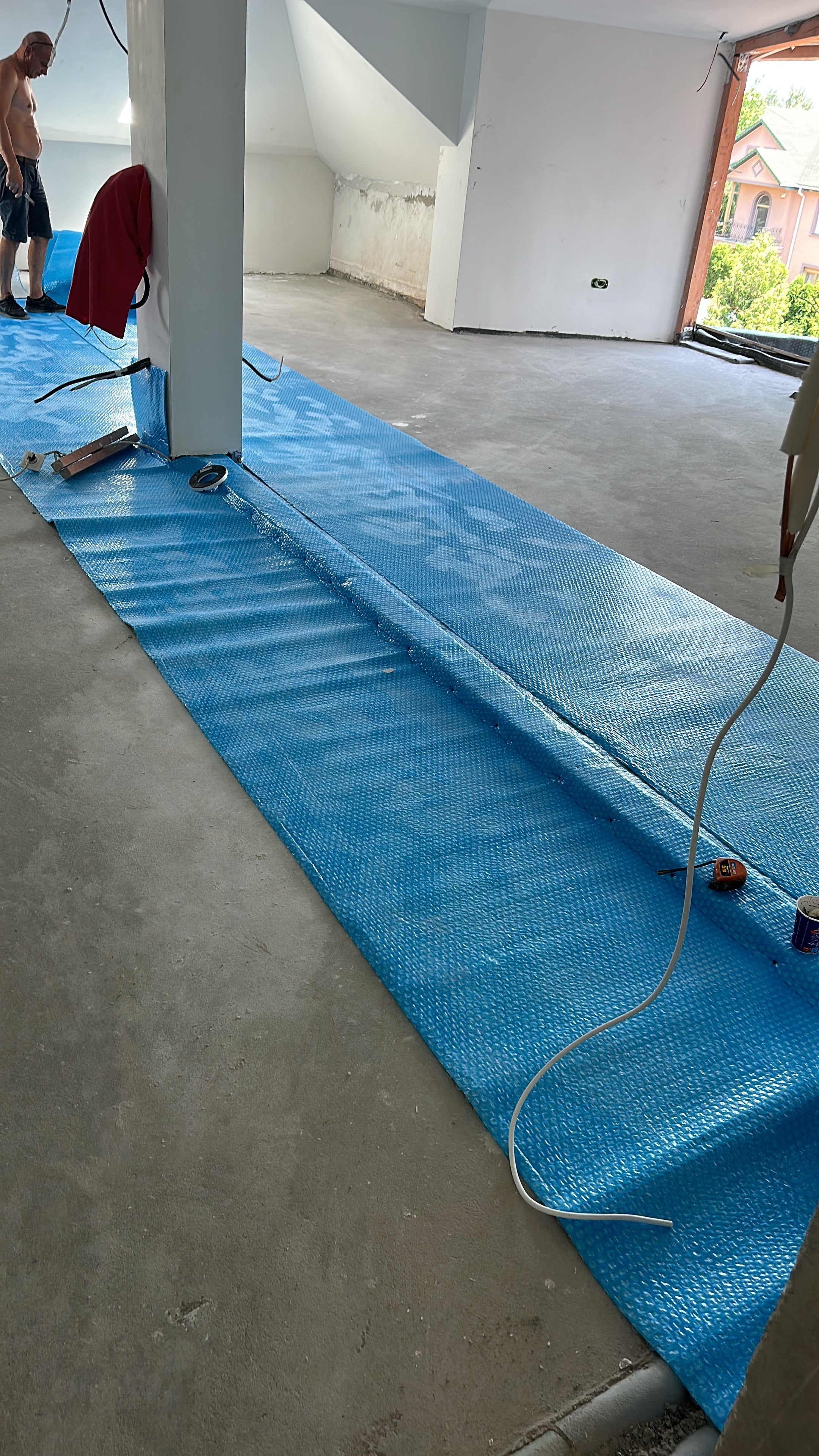 Membrană termoizolantă pardoseli Isoflect FLOOR PRO 40 m²/rolă, multiple funcții (barieră de vapori + izolație termică + barieră Radon + amortizor vibrații + bandă perimetrală) - Isoflect Insulation