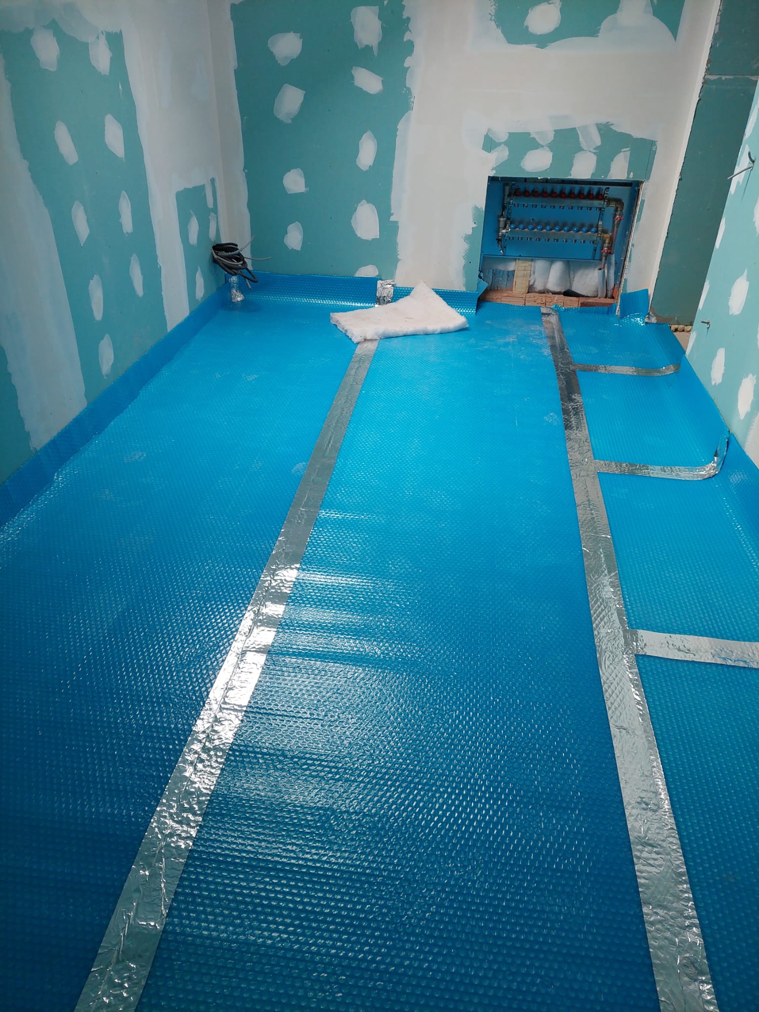 Membrană termoizolantă pardoseli Isoflect FLOOR PRO 40 m²/rolă, multiple funcții (barieră de vapori + izolație termică + barieră Radon + amortizor vibrații + bandă perimetrală) - Isoflect Insulation