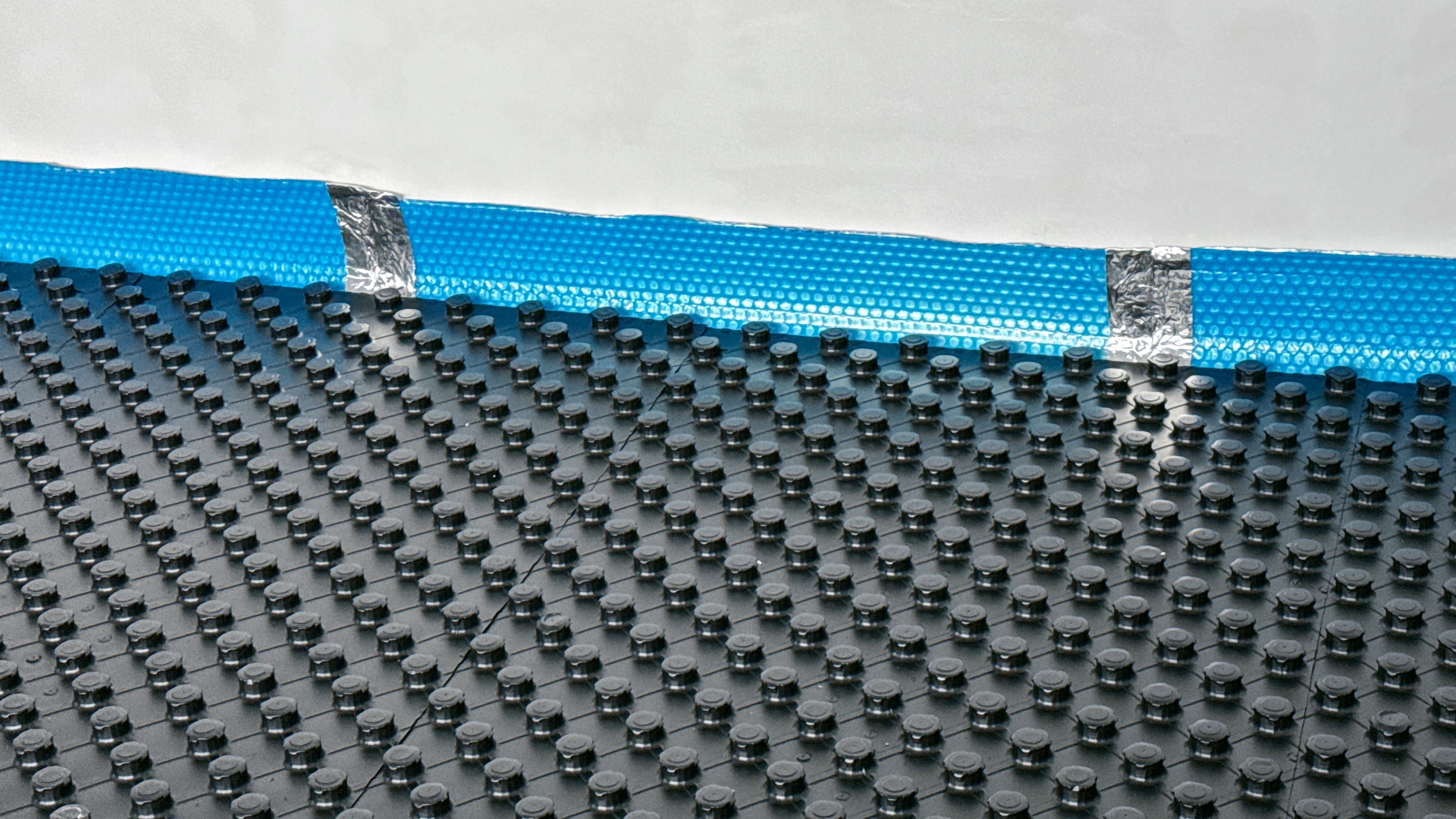 Membrană termoizolantă pardoseli Isoflect FLOOR PRO 40 m²/rolă, multiple funcții (barieră de vapori + izolație termică + barieră Radon + amortizor vibrații + bandă perimetrală) - Isoflect Insulation