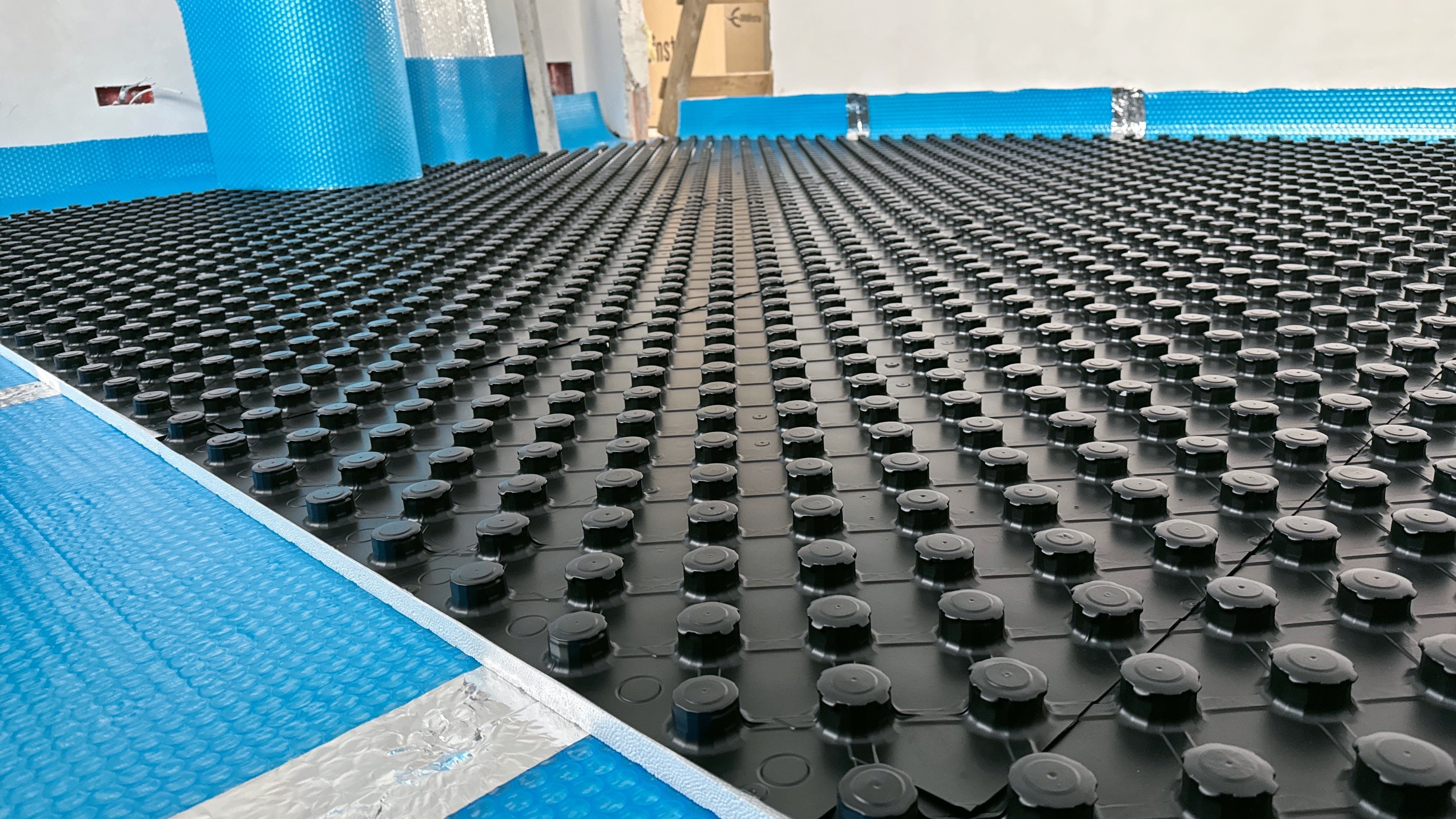 Membrană termoizolantă pardoseli Isoflect FLOOR PRO 40 m²/rolă, multiple funcții (barieră de vapori + izolație termică + barieră Radon + amortizor vibrații + bandă perimetrală) - Isoflect Insulation