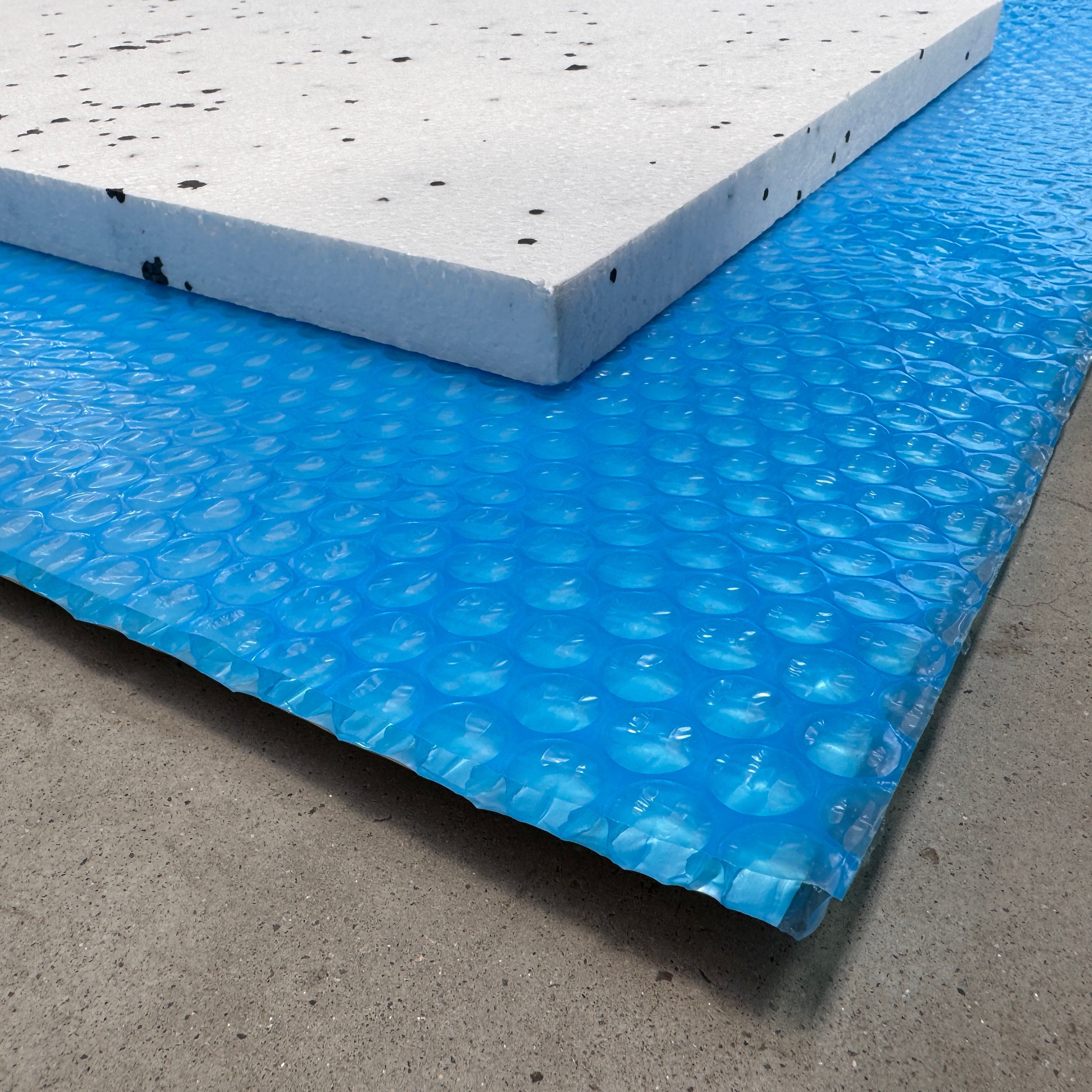 Membrană termoizolantă pardoseli Isoflect FLOOR PRO 40 m²/rolă, multiple funcții (barieră de vapori + izolație termică + barieră Radon + amortizor vibrații + bandă perimetrală) - Isoflect Insulation