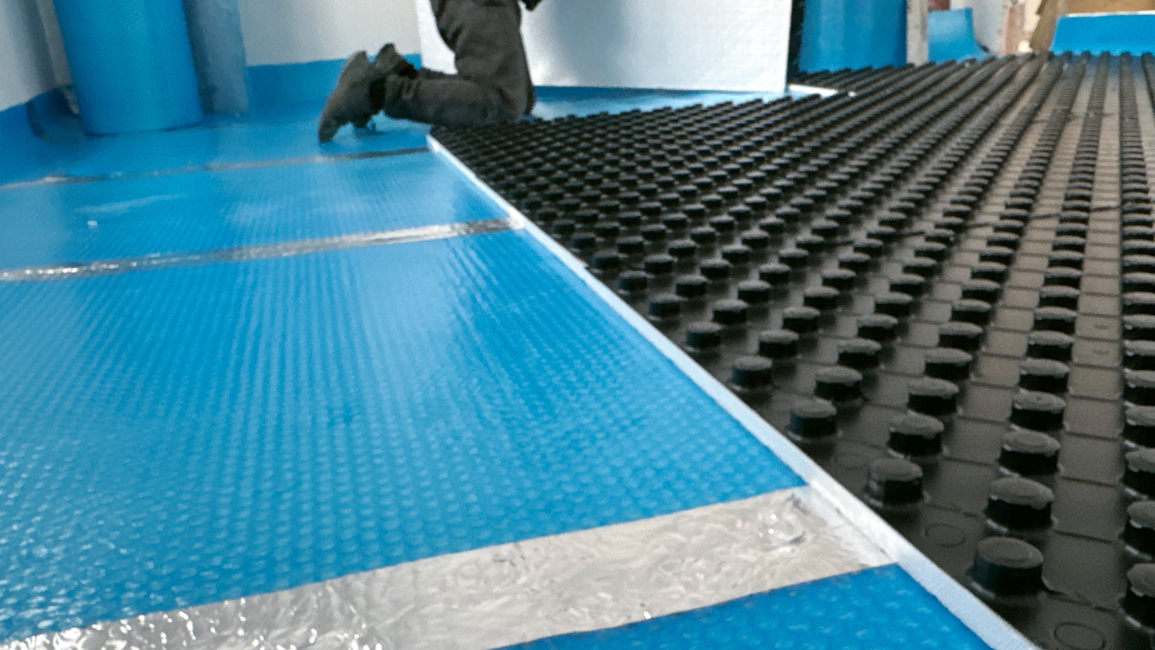 Membrană termoizolantă pardoseli Isoflect FLOOR PRO 40 m²/rolă, multiple funcții (barieră de vapori + izolație termică + barieră Radon + amortizor vibrații + bandă perimetrală) - Isoflect Insulation