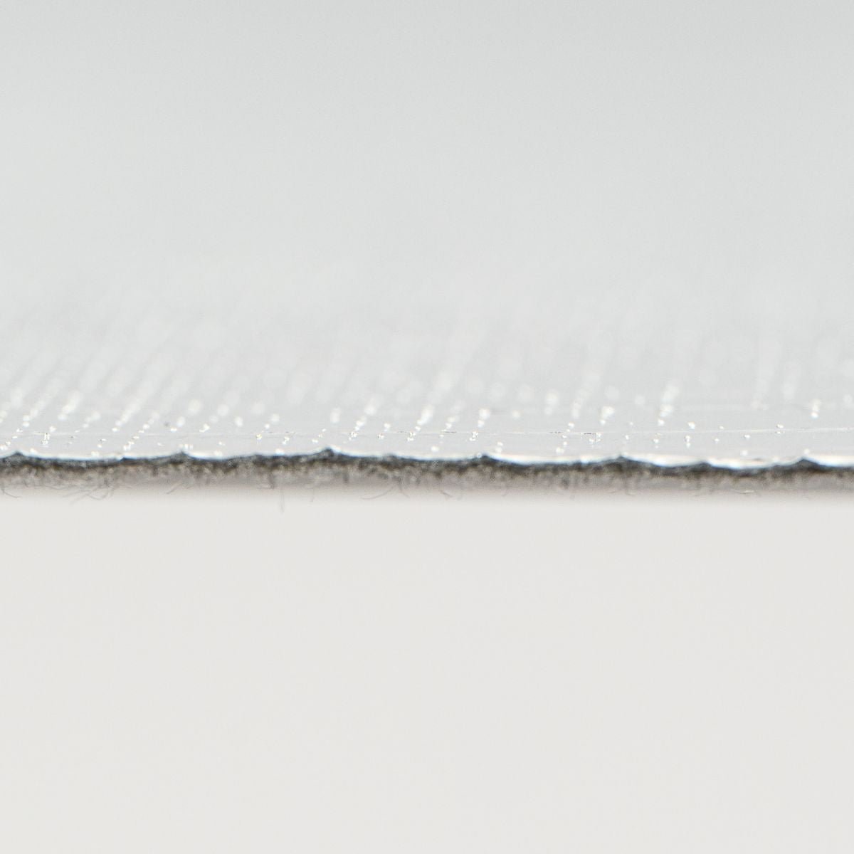 Secțiune membrană Isoflect Roof Pro, folie de difuzie pentru acoperiș cu strat reflectiv din aluminiu pur