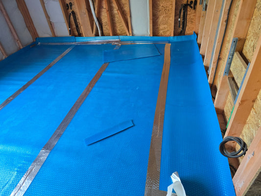 Membrană termoizolantă pardoseli Isoflect FLOOR PRO 40 m²/rolă, multiple funcții (barieră de vapori + izolație termică + barieră Radon + amortizor vibrații + bandă perimetrală)