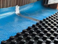 Membrană termoizolantă pardoseli Isoflect FLOOR PRO 40 m²/rolă, multiple funcții (barieră de vapori + izolație termică + barieră Radon + amortizor vibrații + bandă perimetrală)